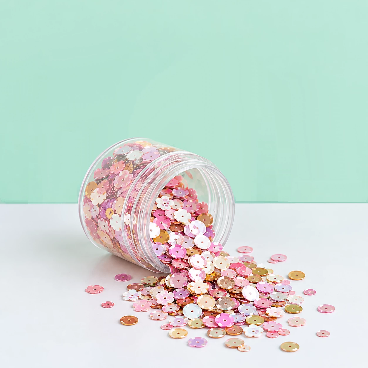 Decoratiematerialen en versieringen voor knutselen en creatieve projecten
