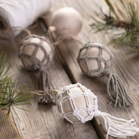 Houten kerstbal met jute touw 5.5cm - 1 stuk