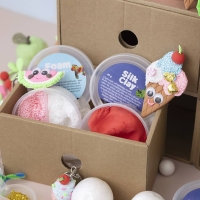 Opberglade met diy materiaal - klei decoratie gereedschap