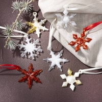 Hobbyset sneeuwvlokken gieten &ndash; Kerstdecoraties maken